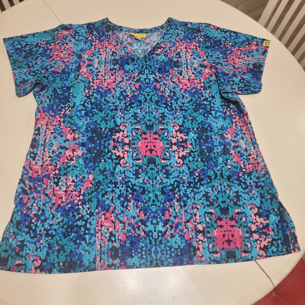 WonderWink Blue Teal Pink Mosaic V‑Neck Scrub Top